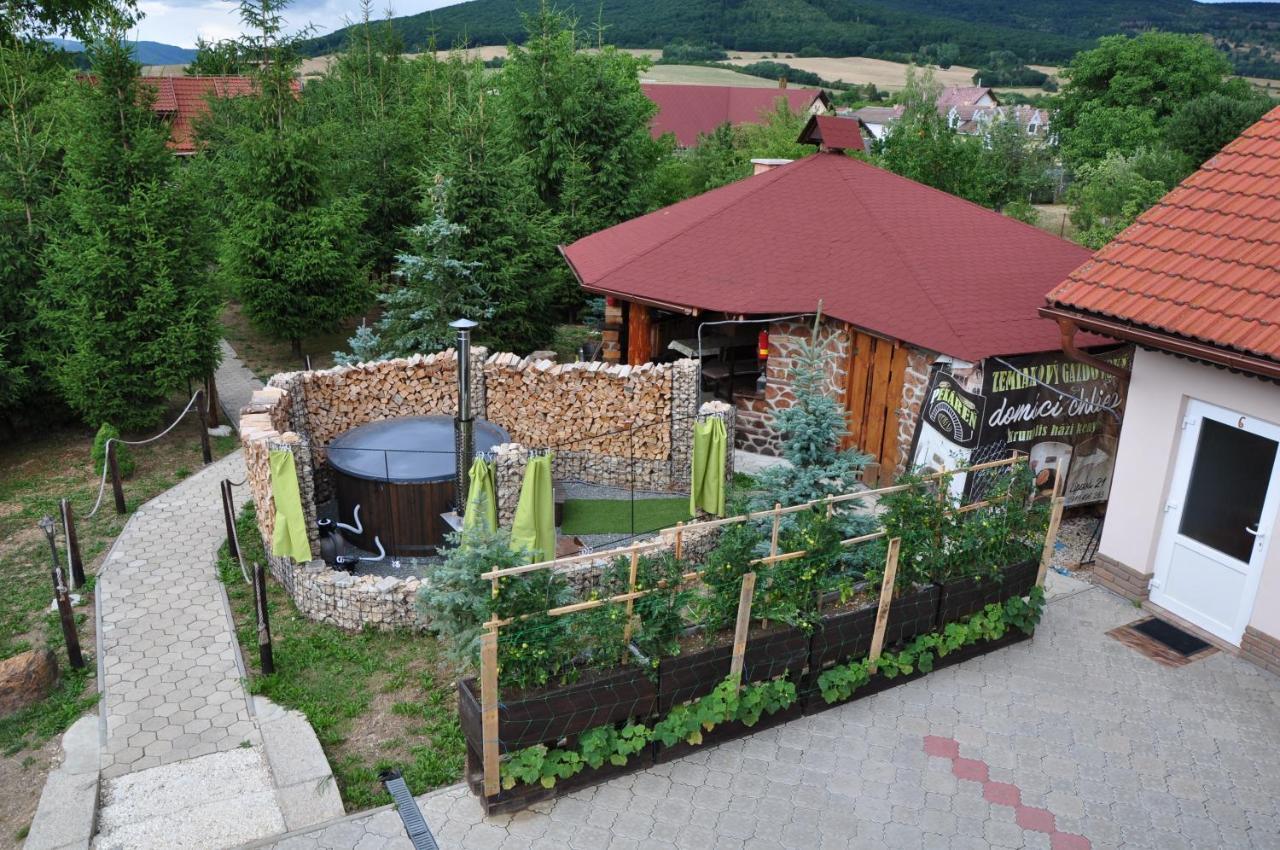 András penzión Krásnohorské Podhradie Exterior foto